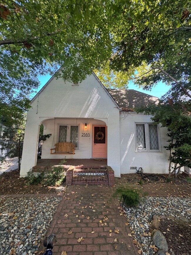 Building Photo - 3bed/1bath Single family home full of charm!
