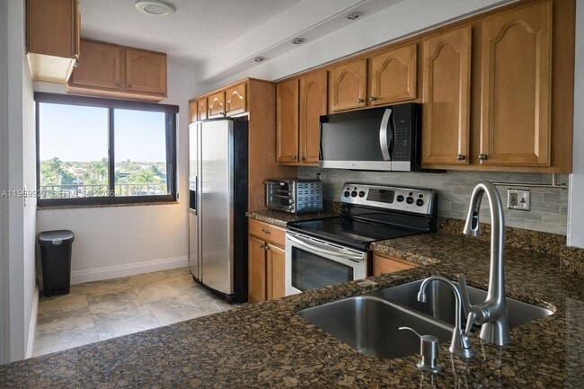 Foto del edificio - 2300 NE 33rd Ave