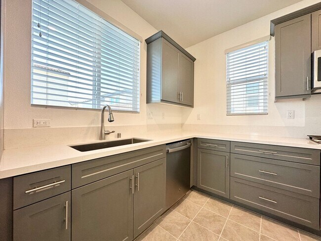 Foto del edificio - AVAILABLE NOW ! 4 bedrooms 3 bathrooms Hom...