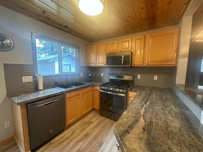 Foto del edificio - Charming 2 Bedroom, 2 Bathroom Home in Qui...
