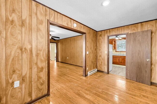 Building Photo - Quiet Coastal Home