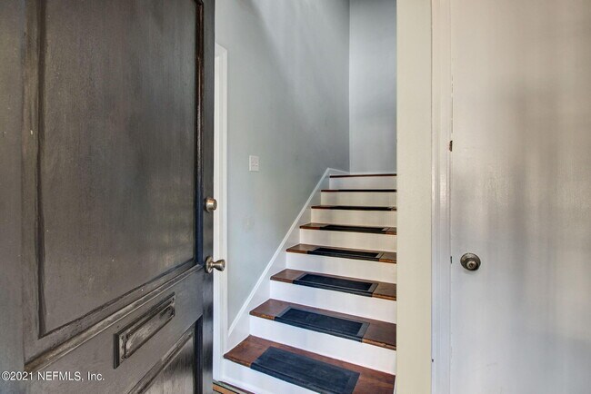 Building Photo - 1215 Hubbard St