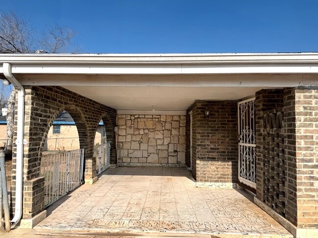 Building Photo - 3413 N Buena Vista Ave