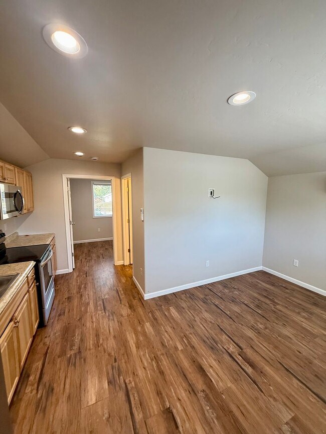 Foto del edificio - AMAZING 1-BEDROOM, 1-BATH UNIT WITH GARAGE