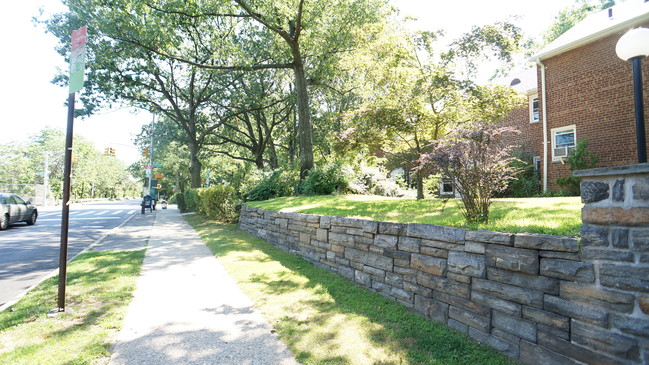 Foto del edificio - 4605 Henry Hudson Pkwy W