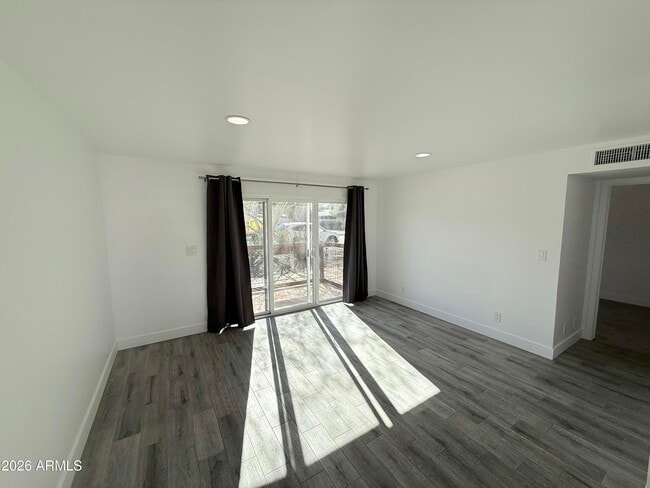 Building Photo - 3140 E Glenrosa Ave