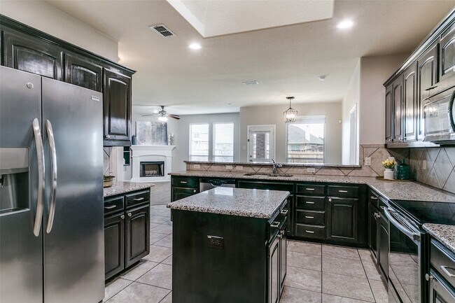 Foto del edificio - 4621 Lazy Oaks St
