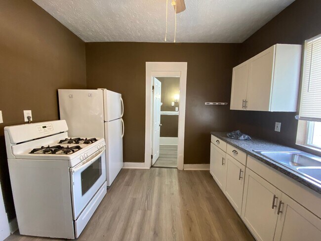 Foto del edificio - 636-638 Fern St Akron Oh 44307 MFH2 .T3