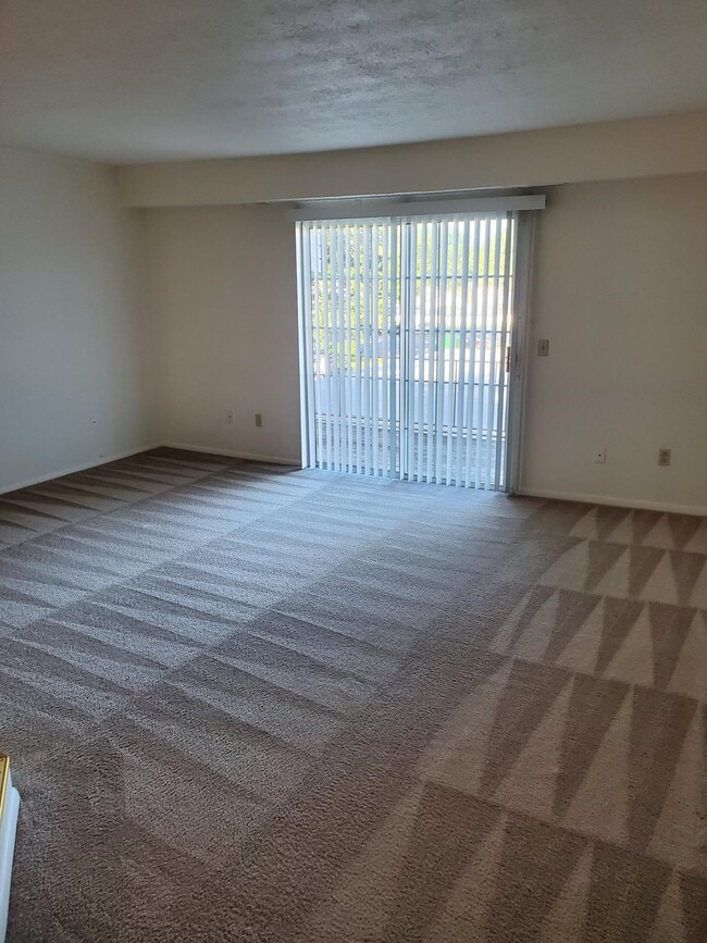 Living room  2nd/3rd floor with balcony - Windsor Gardens Apartments