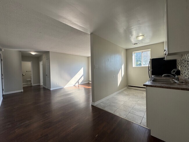 Building Photo - Updated 1 Bedroom & 1 Bathroom Apartment!