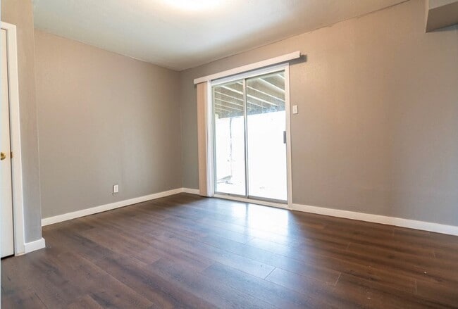 Building Photo - 1323 Luna St