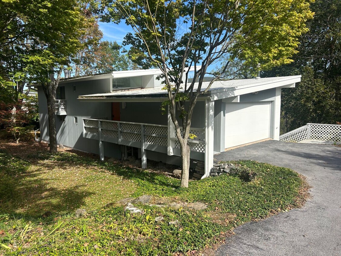 Primary Photo - 3 bed, 2 1/2 bath house