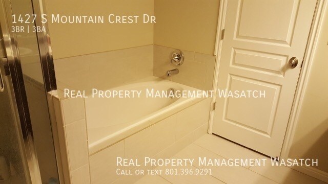 Building Photo - Beautiful Olympia Ivory Town Home