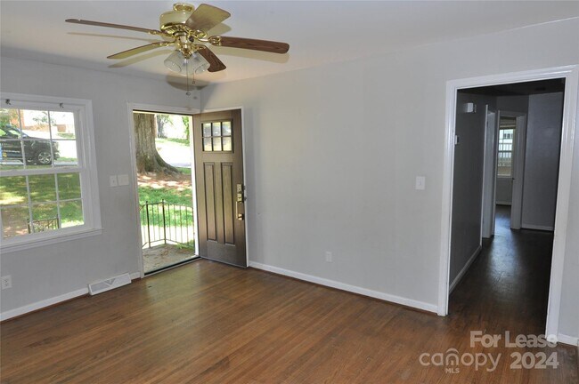 Building Photo - 118 Kenmore Dr