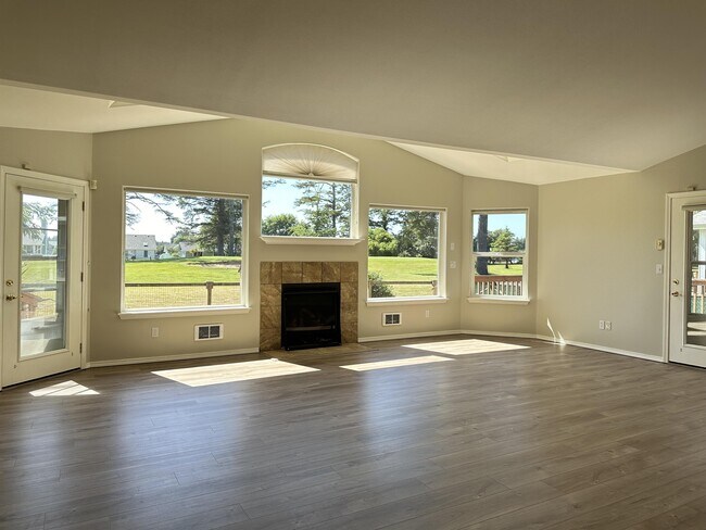 Foto del edificio - 381 Dolphin Ave NE