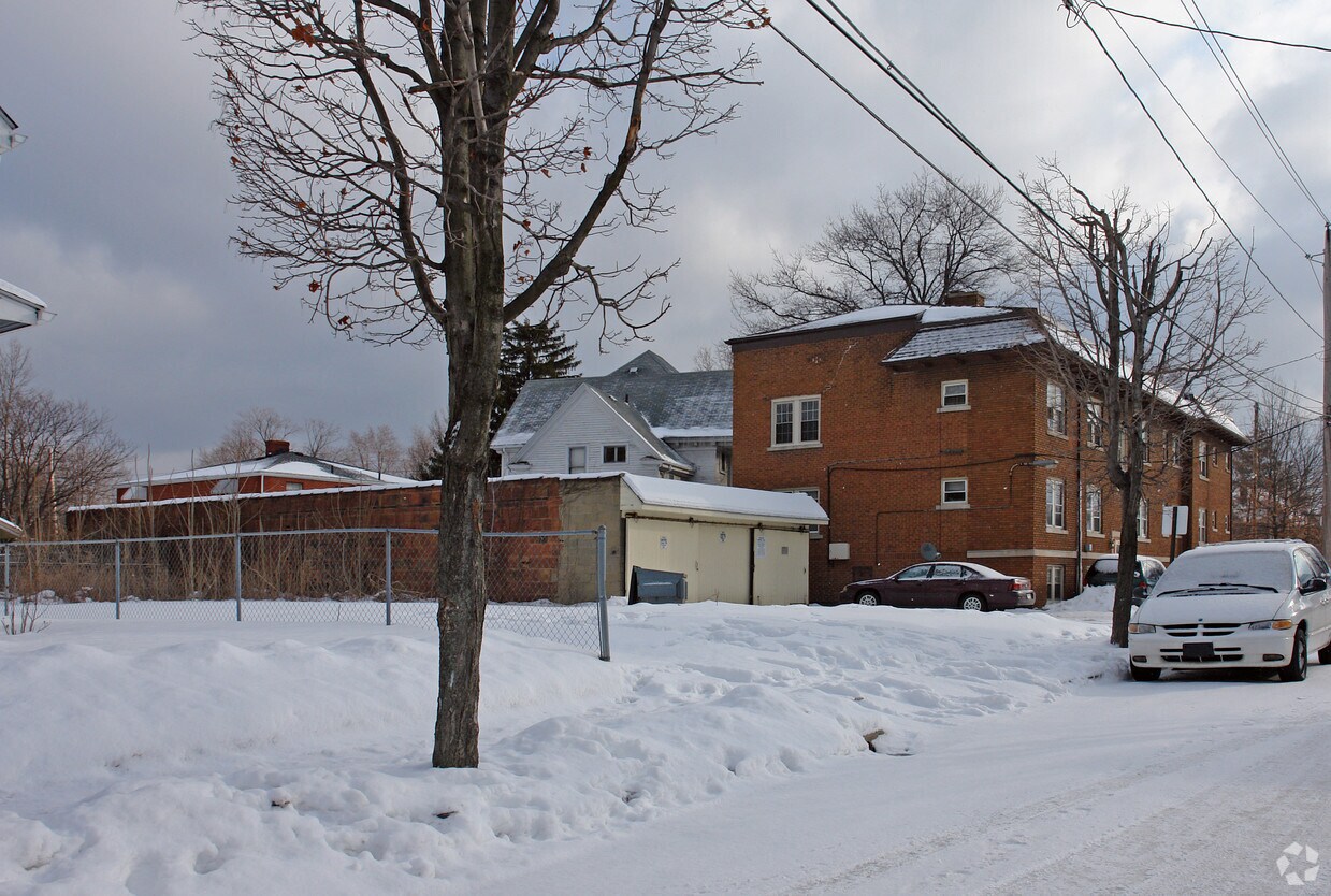 172 S Portage Path, Akron, OH 44302 Apartments in Akron, OH