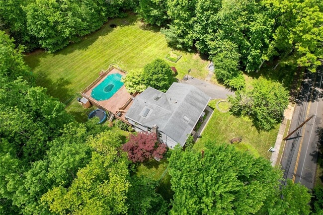 Foto del edificio - 241 Summit Park Rd