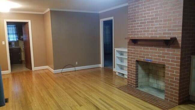 Building Photo - Charming 3BR / 1.5 BA Available for Rent!