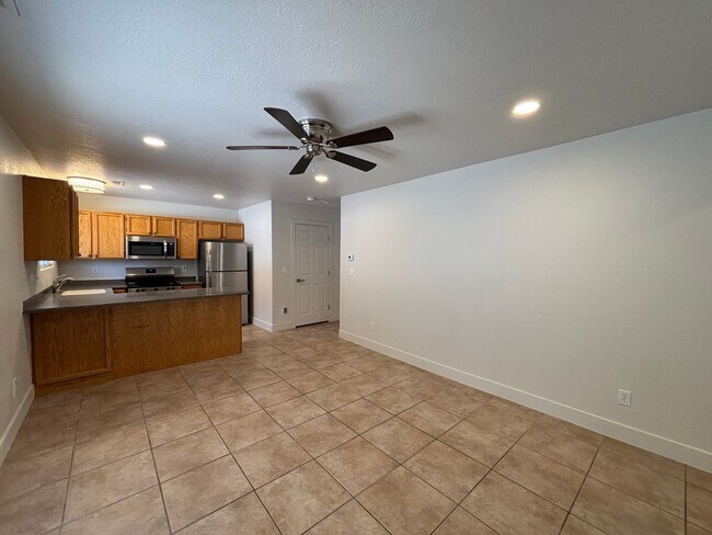Building Photo - SPACIOUS 2 BEDROOM TOWNHOME FOR RENT!