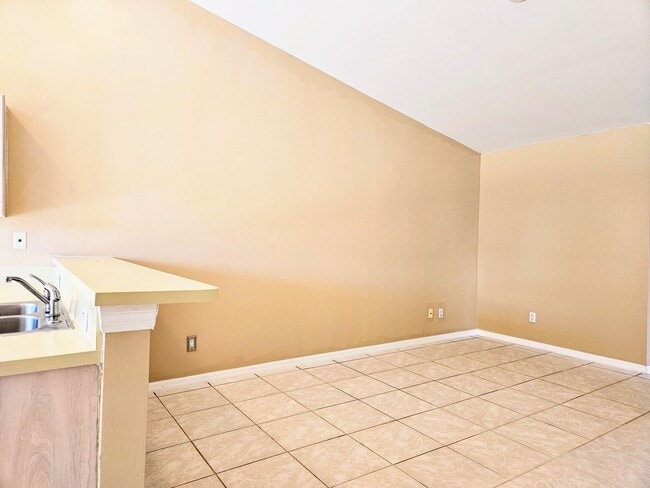 Building Photo - Nice 3 Bedroom Duplex in Lehigh Acres