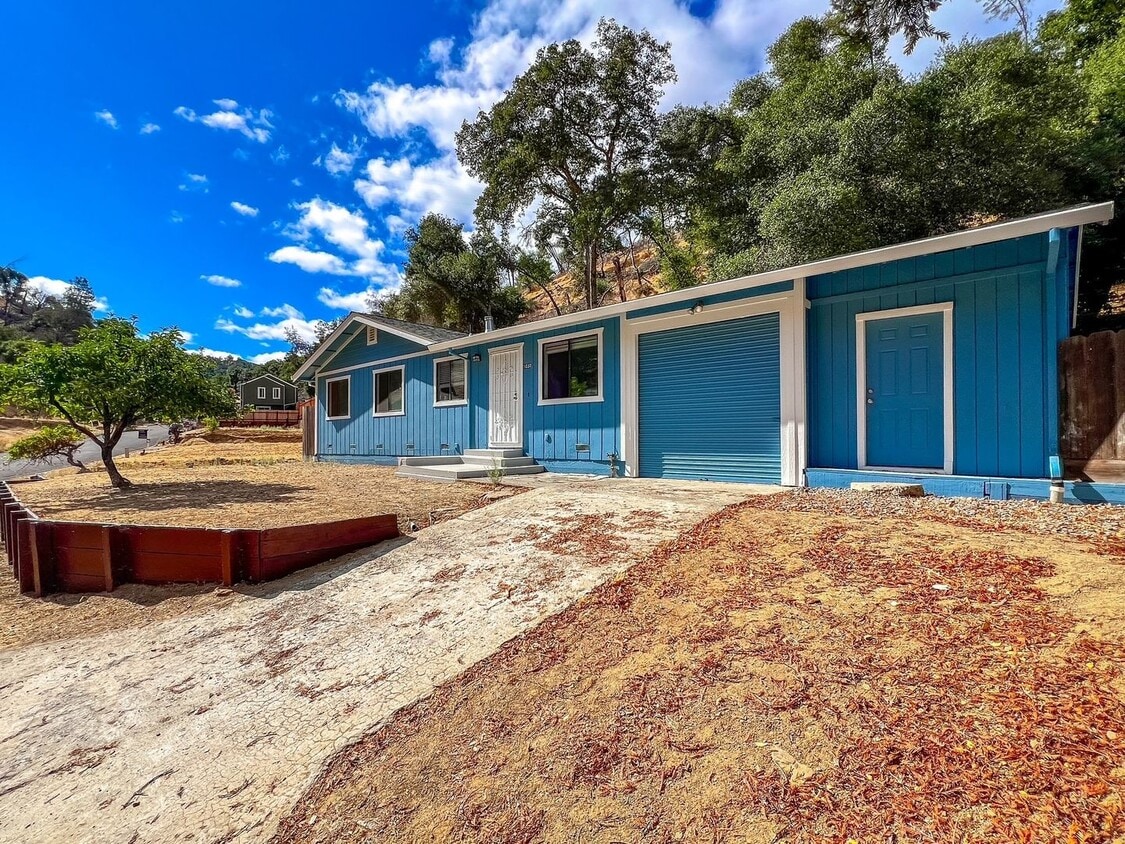Primary Photo - Charming 3-Bedroom Lake Berryessa Home