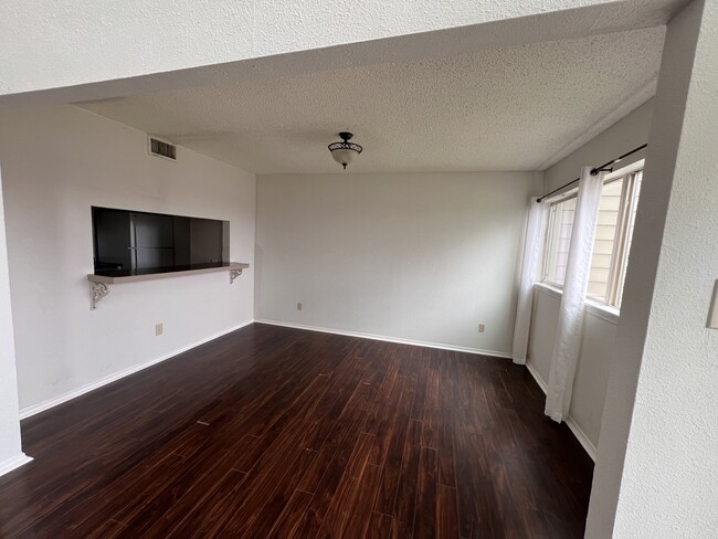 Building Photo - 306 Out Yonder