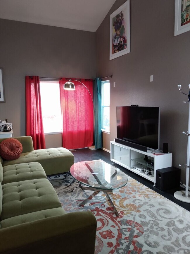 Foto del edificio - SOUTH FACING 3 BEDROOM/2.5 BATH HOME IN SW...
