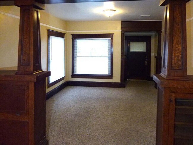 Foto del edificio - Charming 2 Bedroom with Bonus/Laundry Room