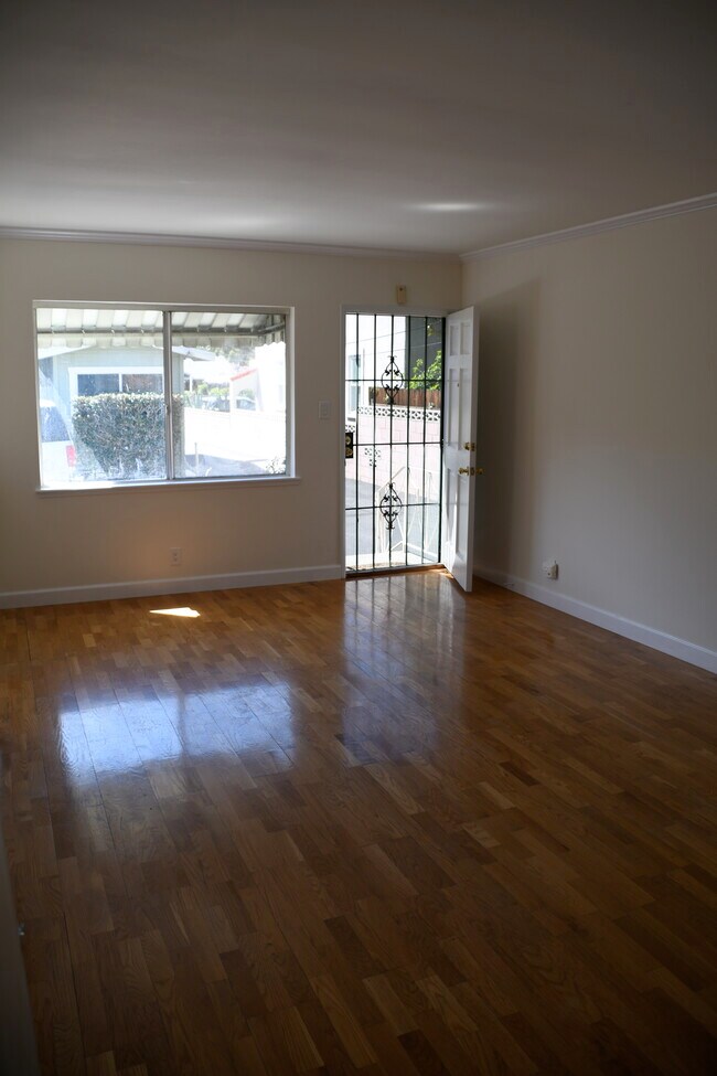Living Room - 3333 Glenhurst Ave
