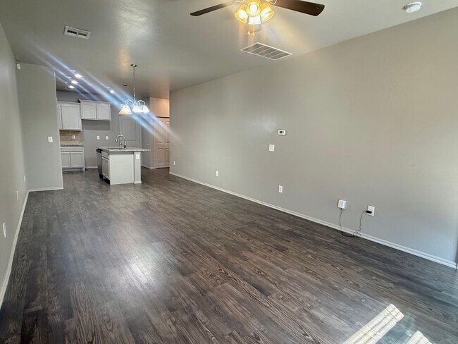 Foto del edificio - Beautiful 3 Bed 2 Bath Duplex in Surrey Hills!!