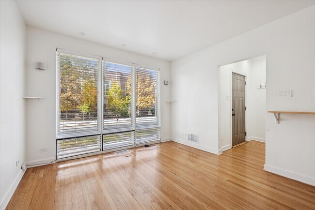 Foto del edificio - 3831 N New England Ave