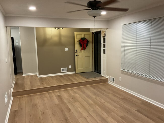 Building Photo - 215 Thornton Dr