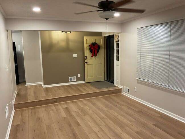 Foto del edificio - 215 Thornton Dr