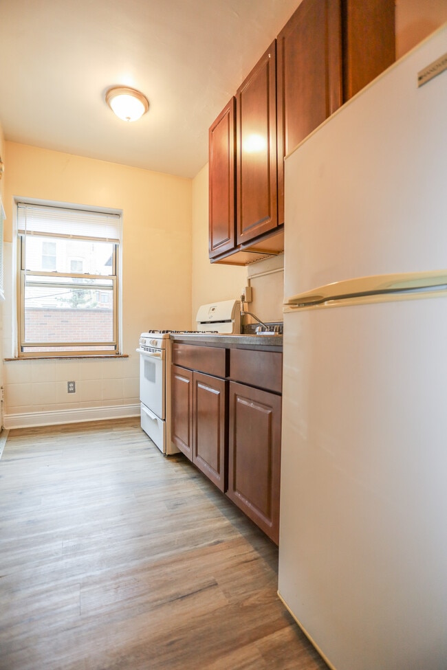 Building Photo - 7717 N Sheridan Rd