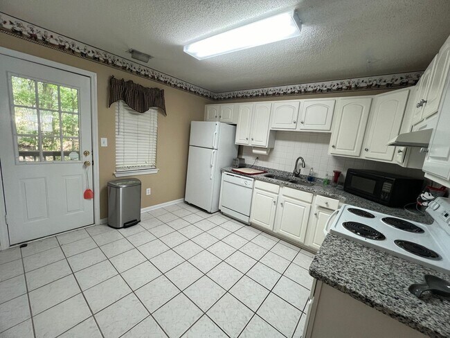 Foto del edificio - 2 bed 2.5 bath townhouse