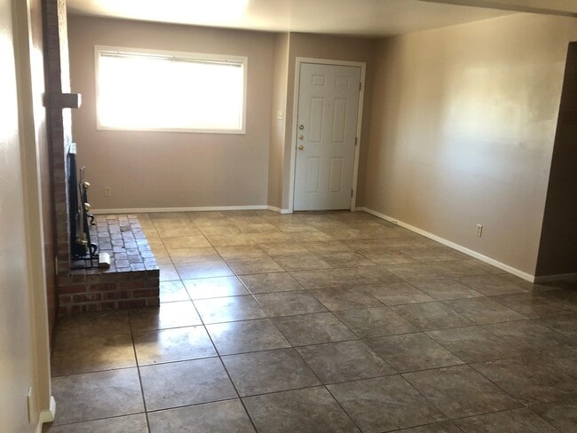 Foto del edificio - 5800 Bobwhite Ave