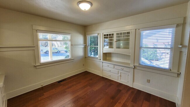 Foto del edificio - Coming Soon! 1 Bed 1 Bath Charming Craftsman Cottage