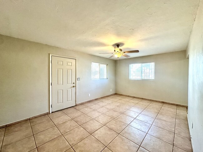 Foto del edificio - 1/2 OFF Move In Special! House with Gigant...