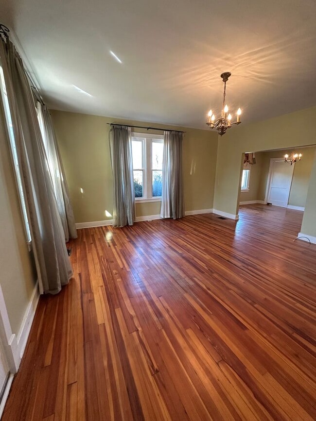 Building Photo - Stunning 4 Bed 2 Bath Home in the Heart of...
