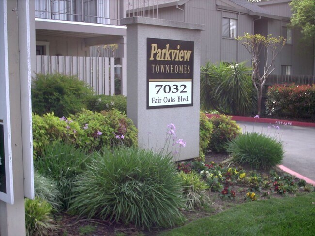 Foto del edificio - Parkview Townhomes across from Carmichael Park