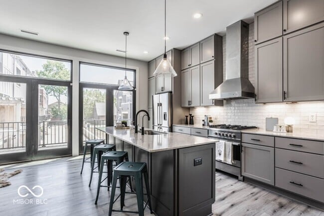 Foto del edificio - Beautiful townhome located off 16th and College. Pets allowed for an additional $1,000 non refund...