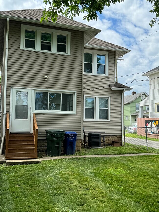 Foto del edificio - 884 Bellows Ave