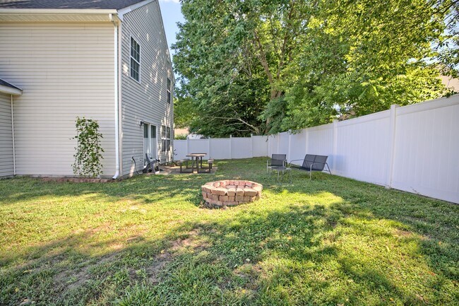 Foto del edificio - Call Sabrina Thomas at 757-767-0767 for more information
