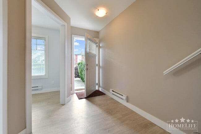 Photo du bâtiment - Bright 3 Level 2 Bedroom Plus Den Townhome with Garage Carport Balcony and Front Yard in South Su...