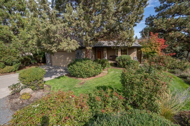 Building Photo - River's Edge Golf Course, Upscale Unit on ...