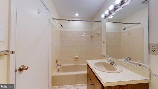 Foto del edificio - 8224 Riverside Rd