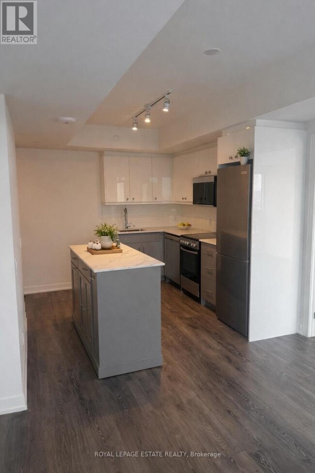 Photo du bâtiment - 2 Manderley Dr