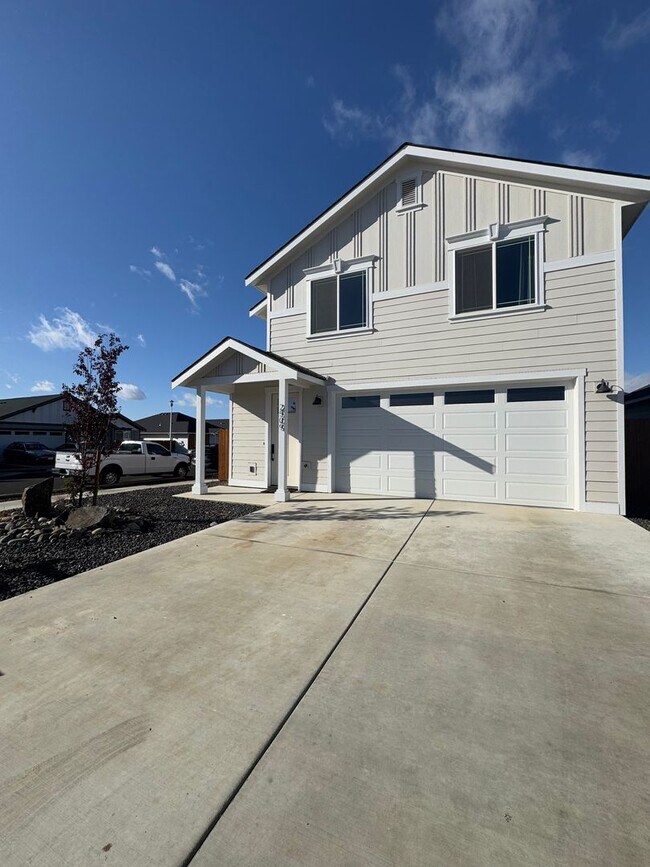 Building Photo - Peaceful Living Just Minutes from Town