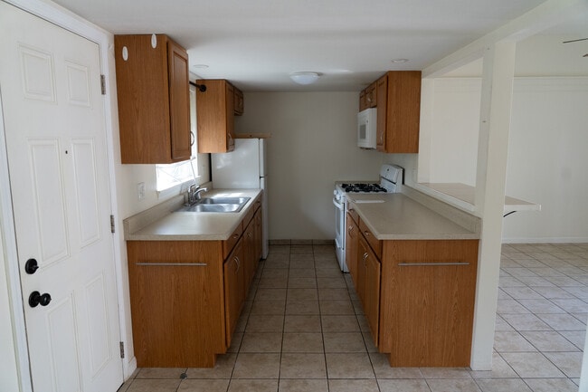 Building Photo - 137 1/2 west 21st street