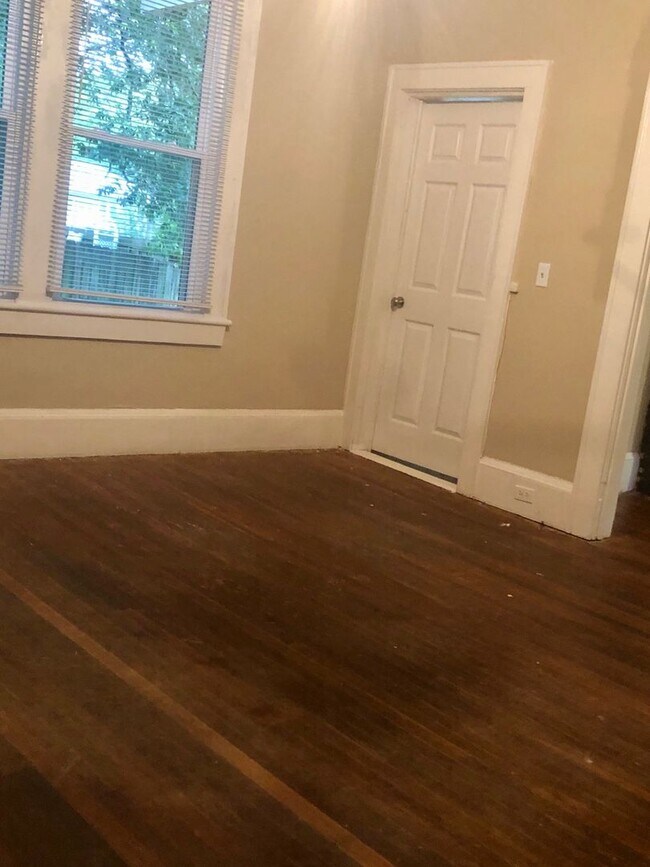 Building Photo - AVAILABLE TO SHOW!